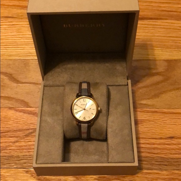Burberry Women’s Watch with Box and Tag - Picture 8 of 8